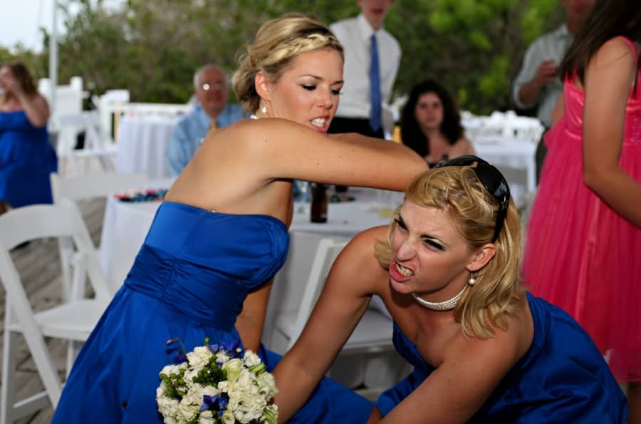 brigar-pelo-buquê Subornar a noiva pra não jogar o buquê na sua namorada